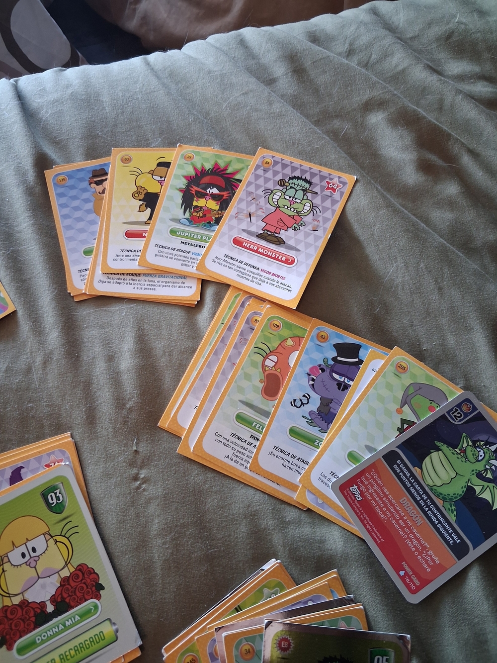 MUNDO GATURRO Huge Stickers LOT, Yellow-Bordered  Trading Cards Pack +120
